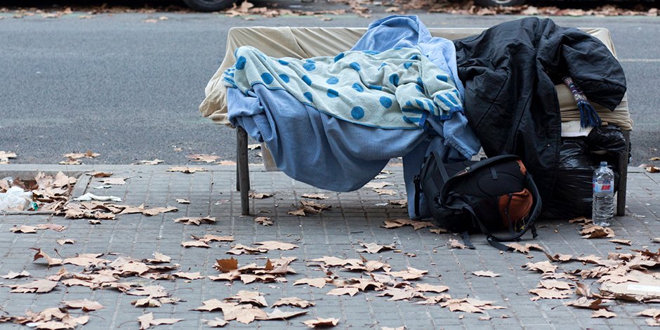 Una persona durmiendo en la calle, en Barcelona.