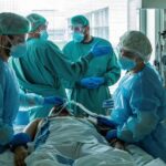 Sanitarios atendiendo a un paciente