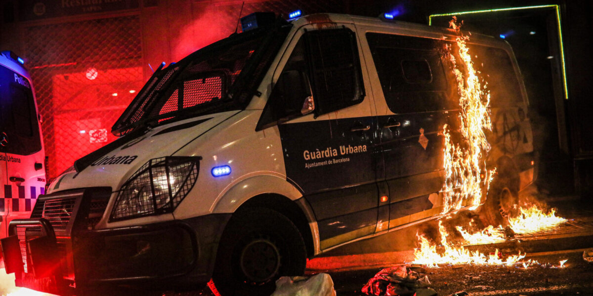 Furgoneta de la Guardia Urbana quemada en les protesas por Hasél