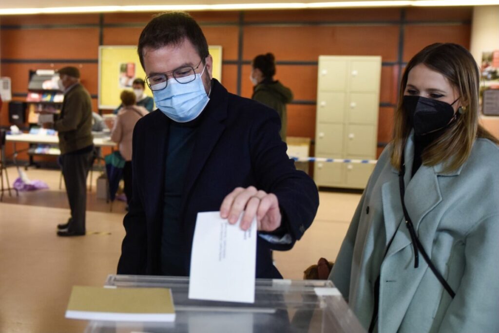 El candidat d'ERC, Pere Aragonès, votant