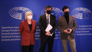 Els eurodiputats Carles Puigdemont, Toni Comín i Clara Ponsatí a l'entrada de la vista pel suplicatori el 14 de gener de 2021 al Parlament Europeu (Horitzontal)