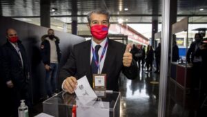 Joan Laporta votant en la jornada d'eleccions presidencials del FC Barcelona
