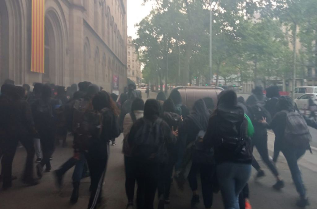 Estudiantes formando barricadas en la UB