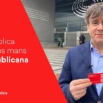 Carles Puigdemont enseña su carné digital del Consell per la República Catalana