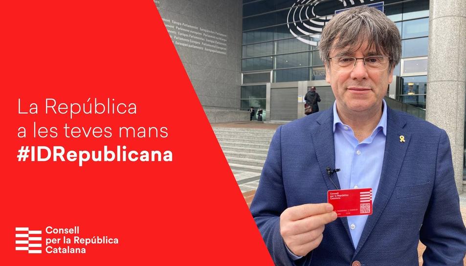 Carles Puigdemont enseña su carné digital del Consell per la República Catalana