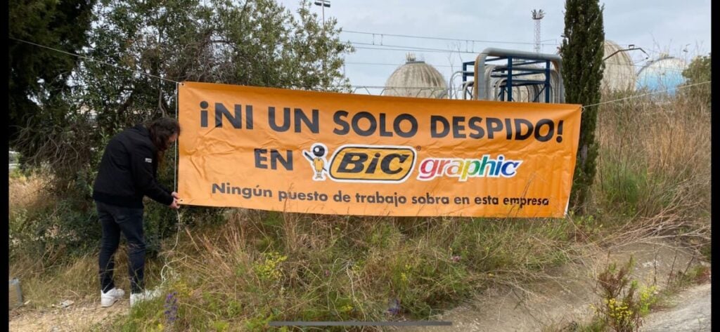Una pancarta de protesta de los empleados de Bic Graphic