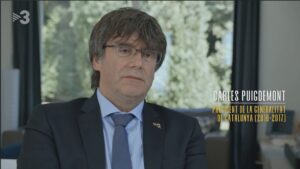 El expresidente de la Generalitat Carles Puigdemont, entrevistado en la serie 'El judici'