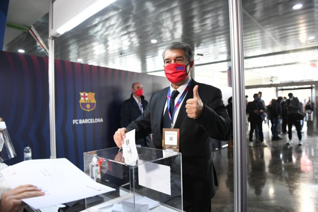 Joan Laporta, votando en las elecciones que llevaron de nuevo a la presidencia del Barça