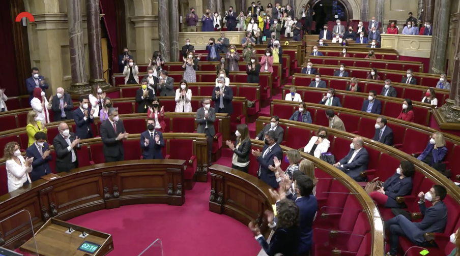 Pere Aragonès, aplaudido en el Parlamento catalán