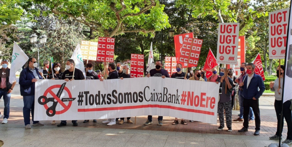 Pancarta de los sindicatos durante la segunda jornada de huelga contra el ERE de CaixaBank