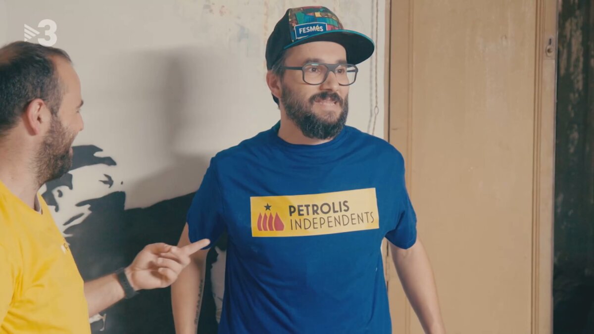 Jair Domínguez amb una samarreta amb el logo de 'Petrolis independents', l'empresa de Joan Canadell, al programa 'Bricoheroes' emès per TV3 el 6 de juliol