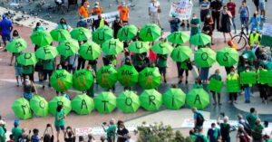 La PAH de Barcelona en una concentració per l'ampliació de la moratòria dels desnonaments