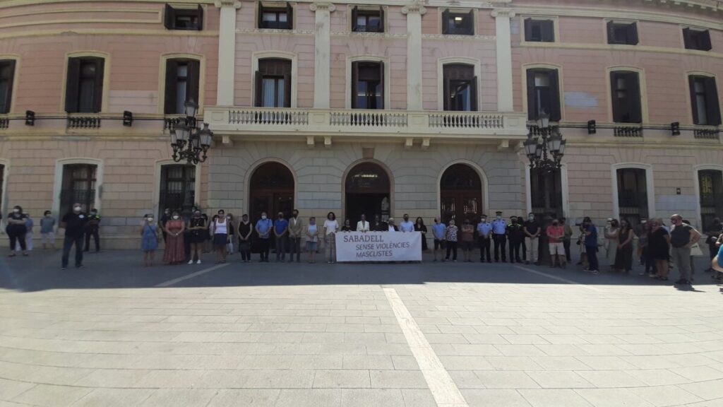 Minuto de silencio ante el Ayuntamiento de Sabadell contra el asesinato del Amal