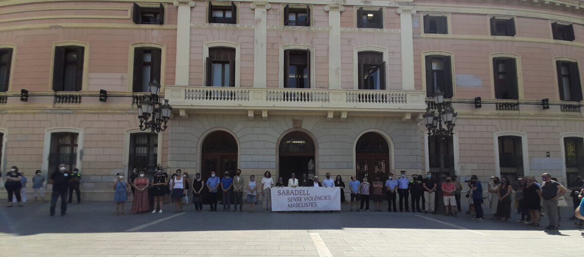 Minut de silenci davant l'Ajuntament de Sabadell contra l'assassinat de l'Amal