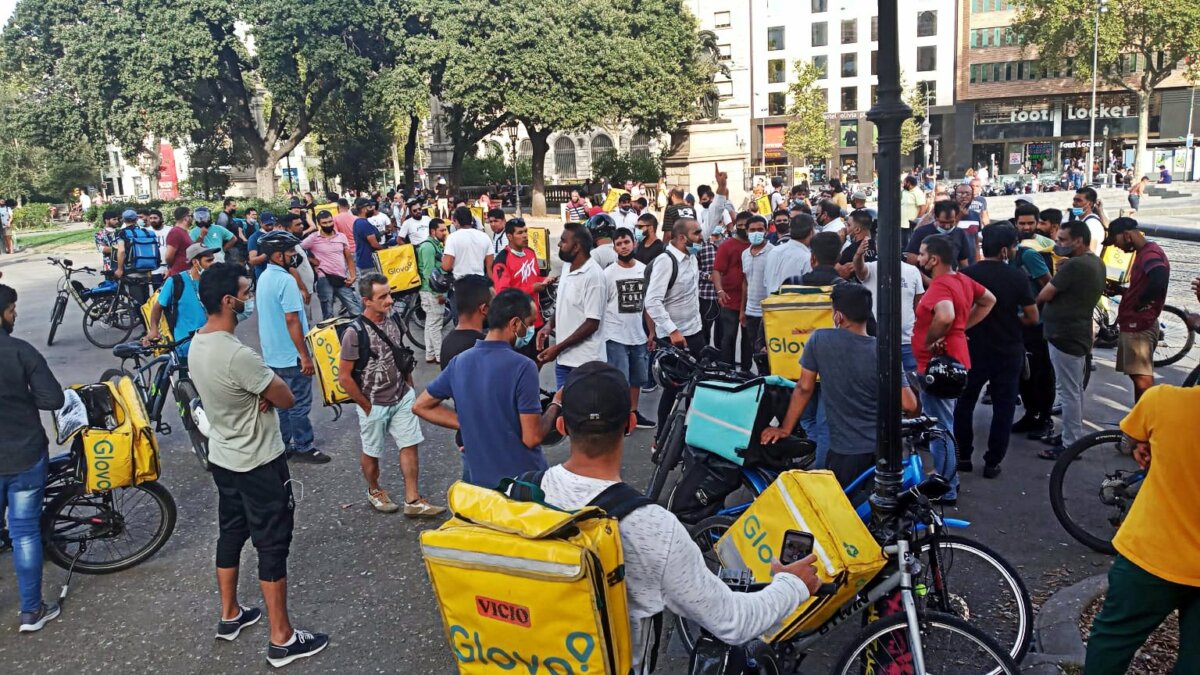 Concentración de los trabajadores de Glovo en Plaza Cataluña