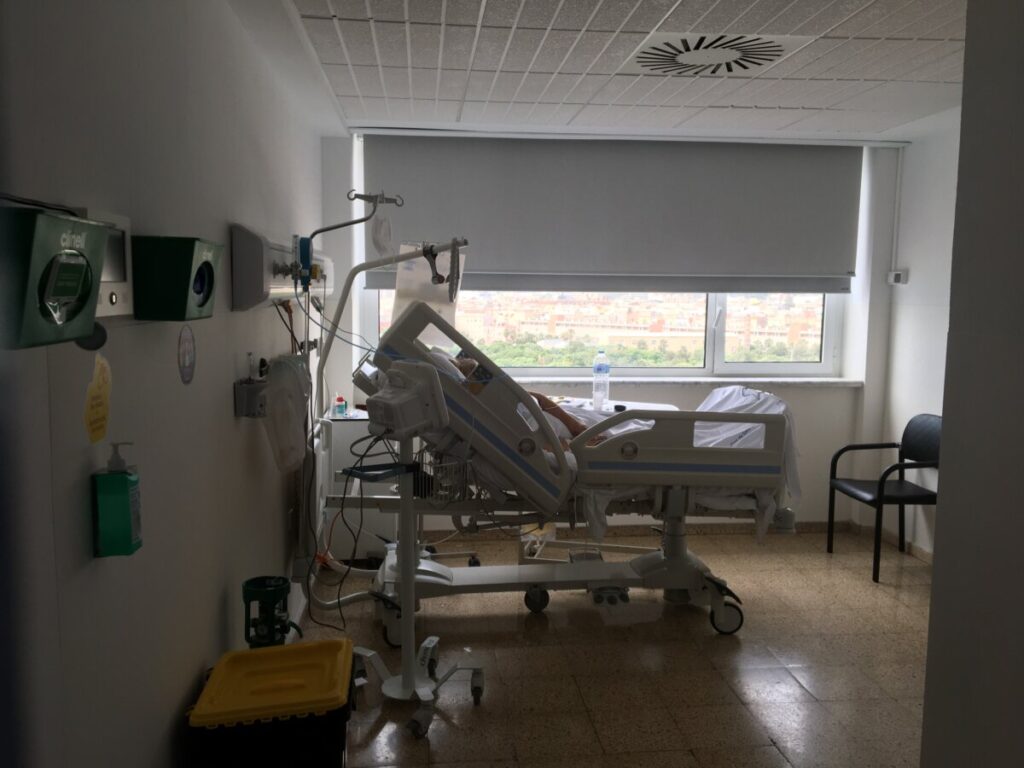 Habitación de un paciente con covid-19 en el Hospital del Mar (Barcelona)