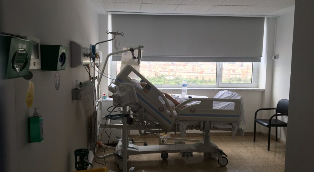 Habitació d'un pacient amb covid-19 a l'Hospital del Mar (Barcelona)