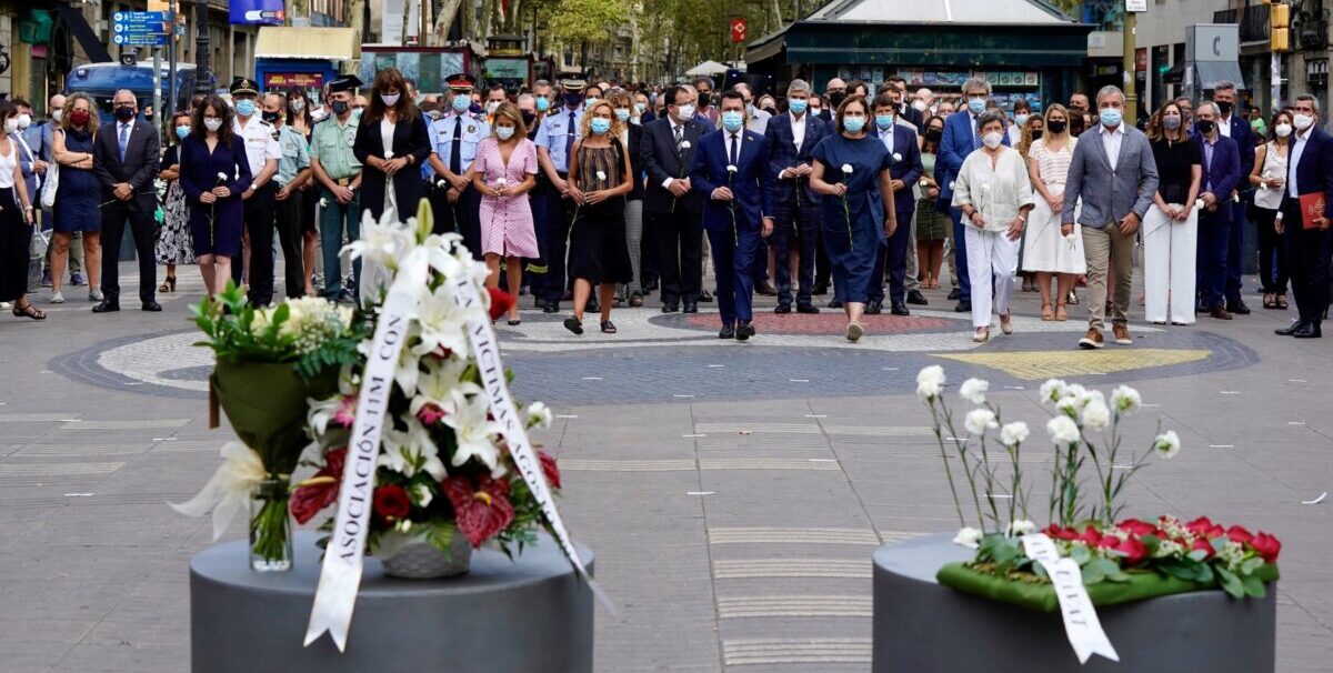 Minuto de silencio en recuerdo a las víctimas del 17-A