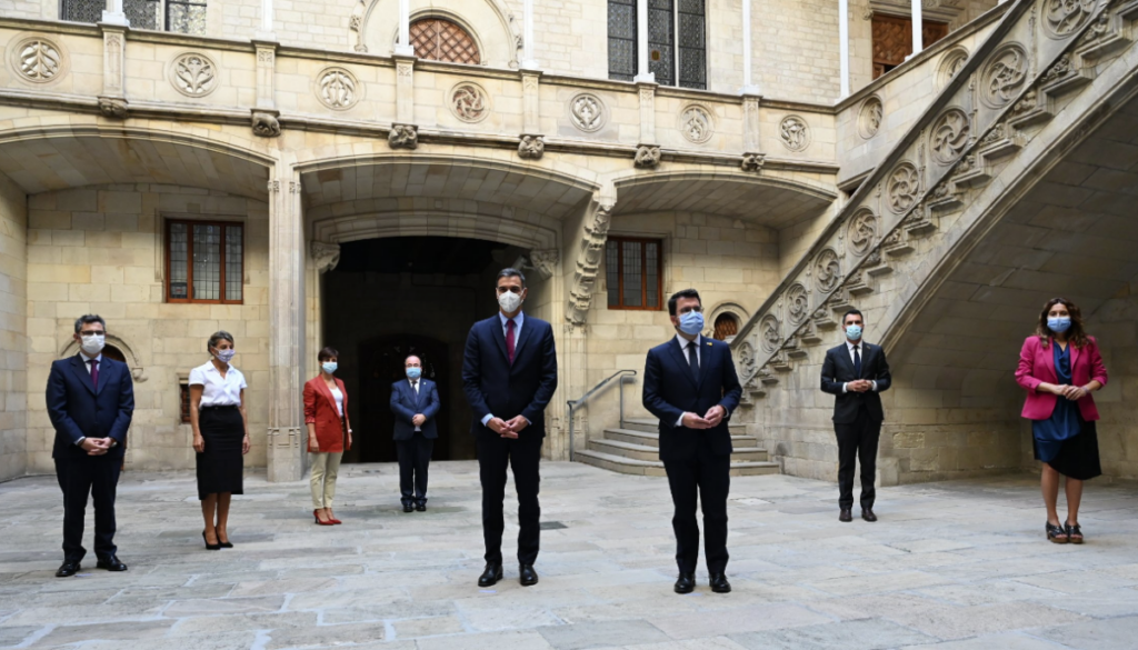 Les delegaciones de los gobiernos de Espanya y la Generalitat, antes de la reunión de la mesa de diálogo