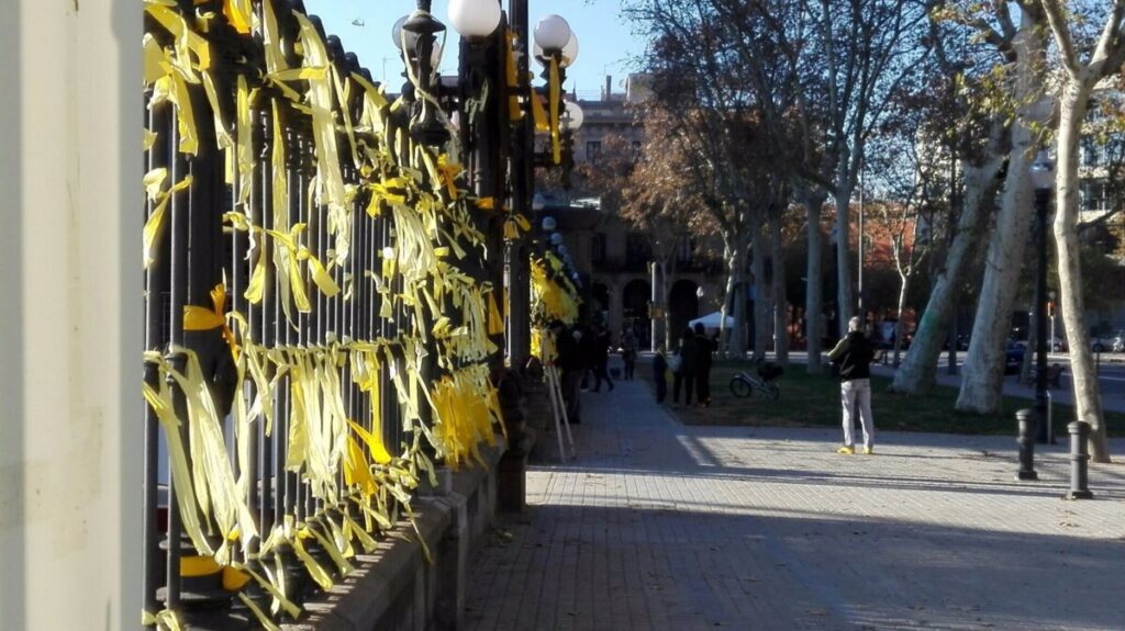 Llaços grocs al parc de la Ciutadella