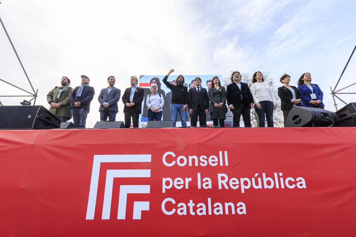 La direcció del Consell per la República Catalana amb Carles Puigdemont al centre i Elisenda Paluzie a la seva esquerra