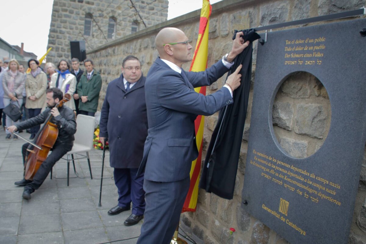 Adam Casals, el 2017, acompanyant l'aleshores conseller d'Exteriors, Raül Romeva, durant la inauguració d'una placa commemorativa a Mauthausen