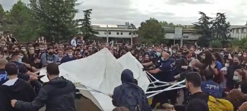 La carpa de S'ha Acabat, derrumbada