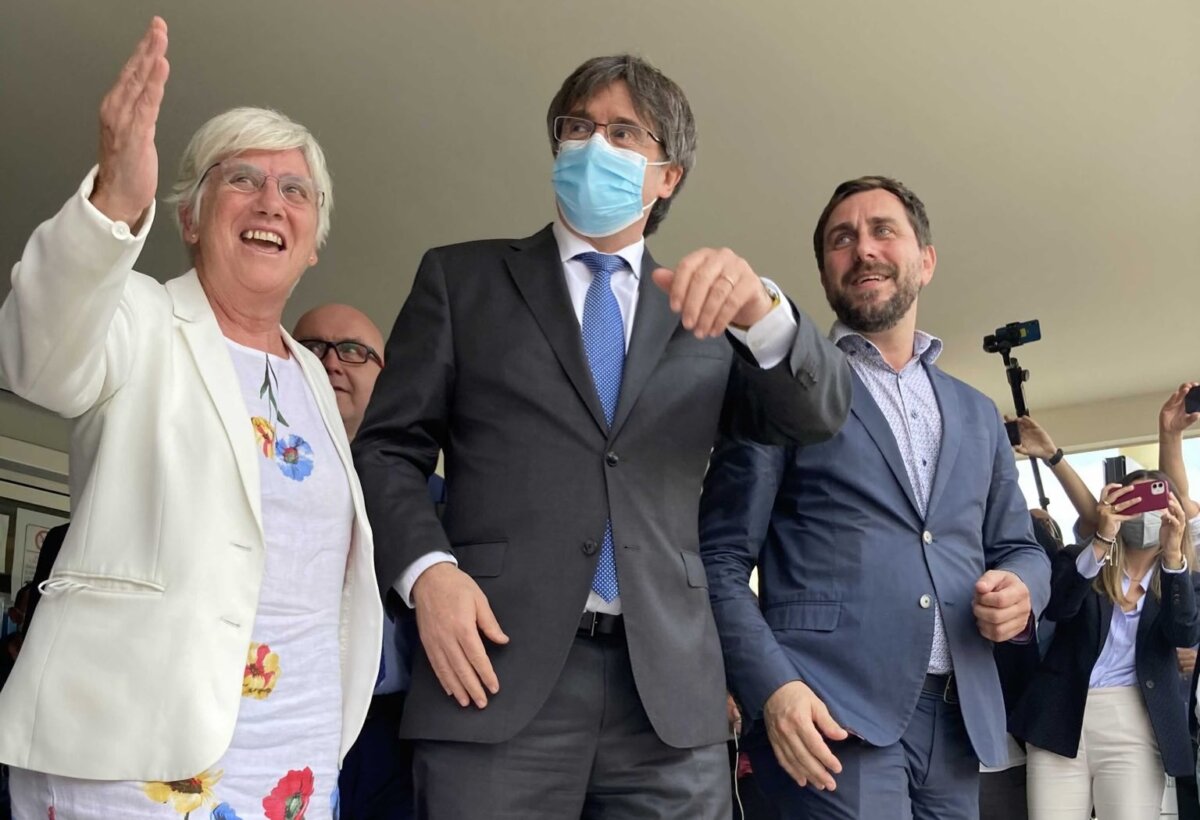 Clara Ponsatí, Carles Puigdemont y Toni Comín, en Cerdeña