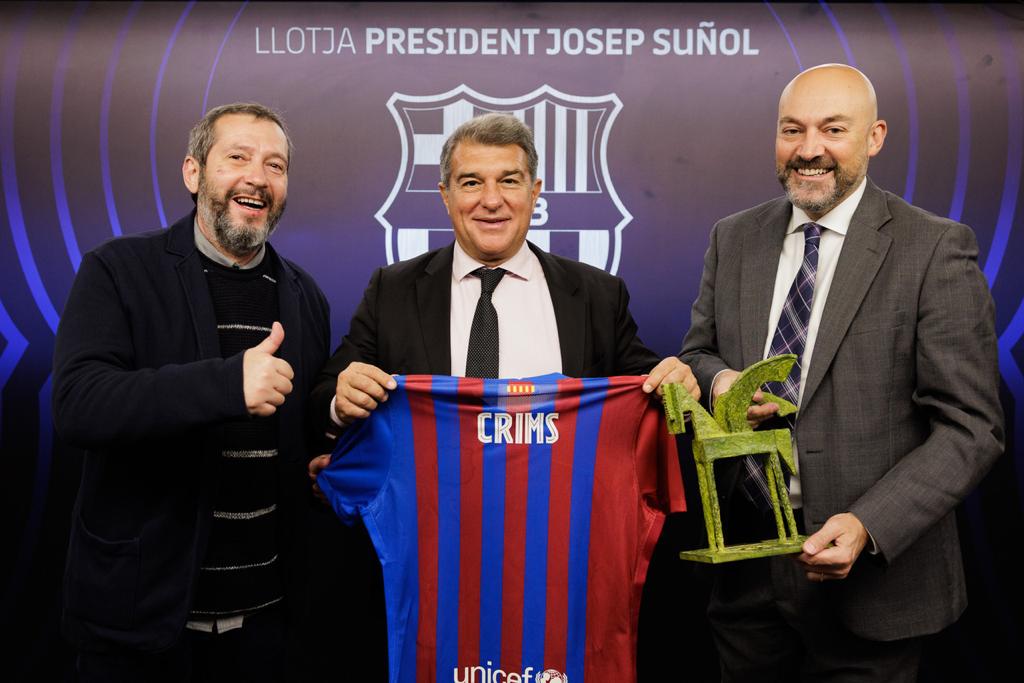 Carles Porta, amb Saül Gordillo i Joan Laporta a la llotja del Camp Nou
