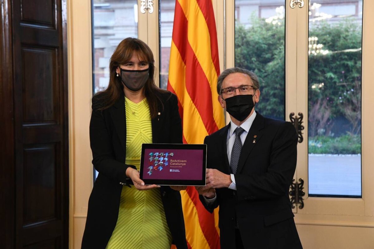 El consejero de Economía, Jaume Giró, entregando el proyecto de ley de presupuestos a la presidenta del Parlament, Laura Borràs