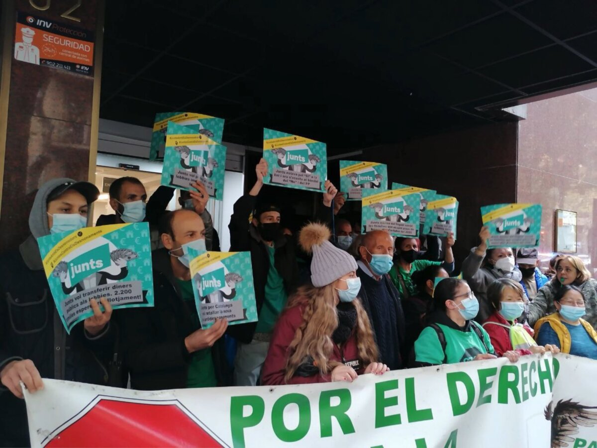 Activistas de la PAH en la Agencia de la Vivienda de Cataluña