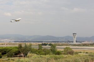 Un avión despegando desde el aeropuerto del Prat