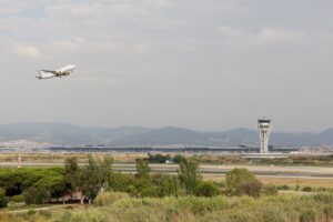Un avió enlairant-se des de l'aeroport del Prat