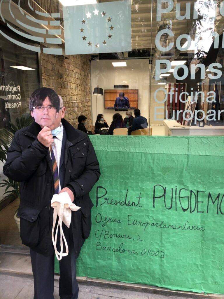 Activista de la PAH a l'oficina dels eurodiputats de Junts