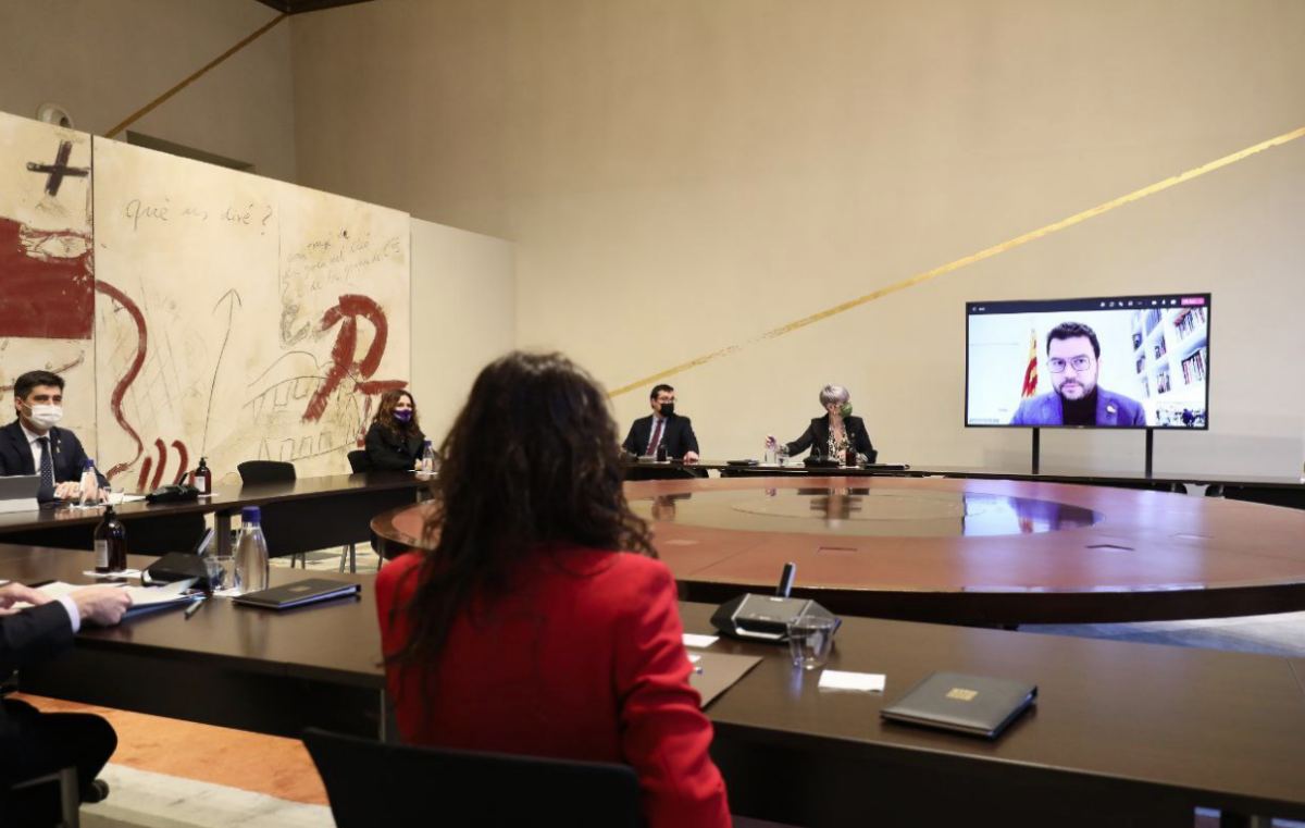 El presidente catalán Aragonès, participando telemáticamente en la reunión del gobierno de la Generalitat