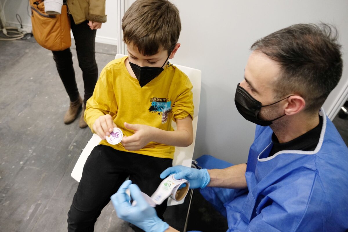Vacunación de un niño en Barcelona