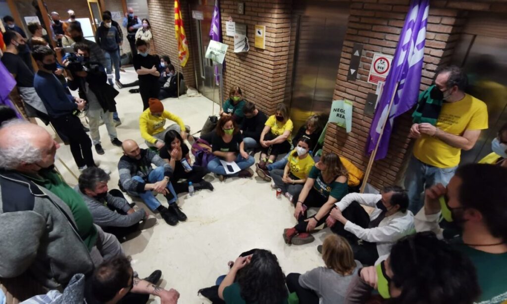 Representants sindicals tancats a la seu del Departament d'Educació