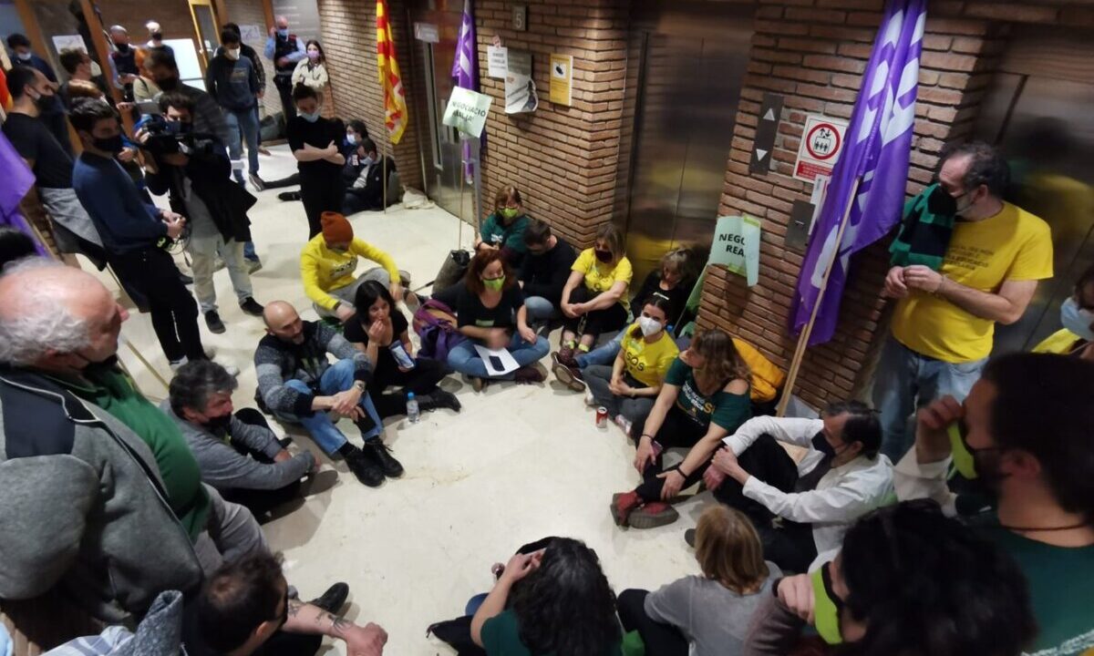 Representantes sindicales encerrados en la sede del Departamento de Educación