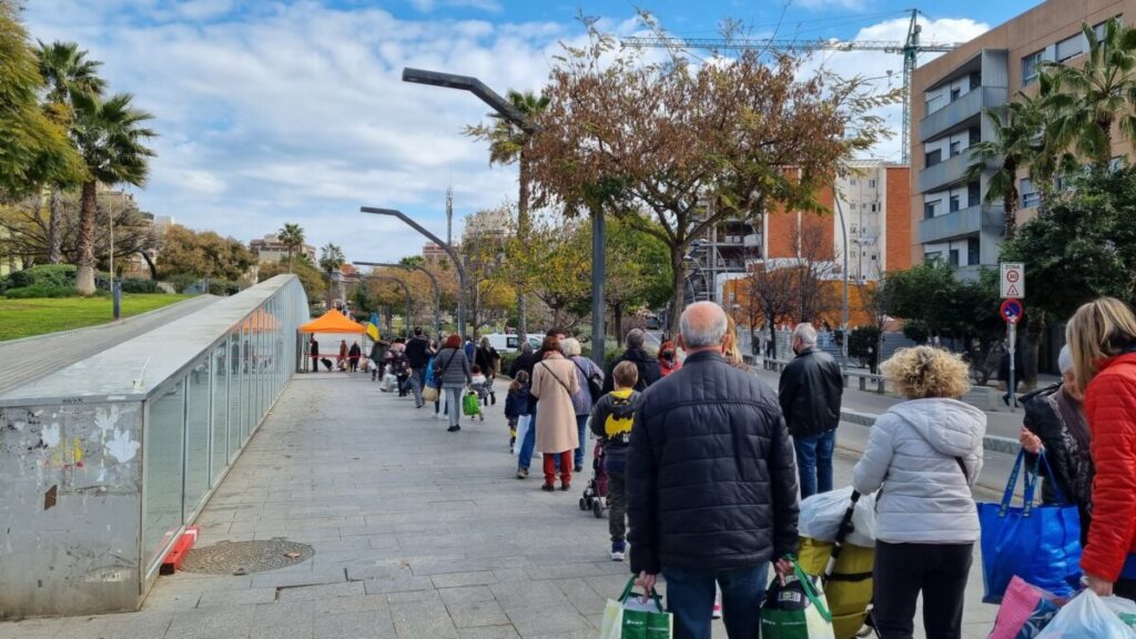 Cola de ayuda humanitaria en Ucrania