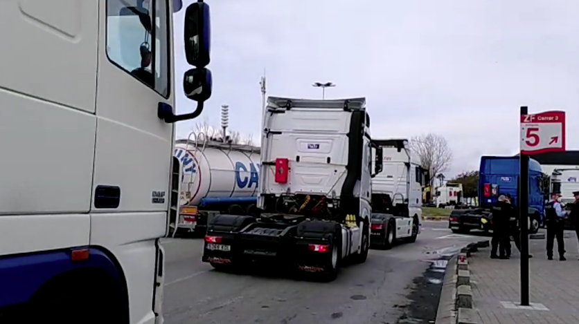 Marxa lenta de transportistes des de la Zona Franca de Barcelona