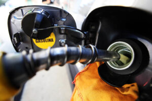 Omplint el dipòsit de gasolina (Jeso Carneiro, Flickr)