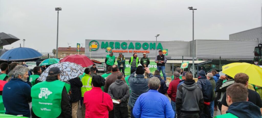 Manifestación frente al Mercadona de Móra d'Ebre (Unió de Pagesos)