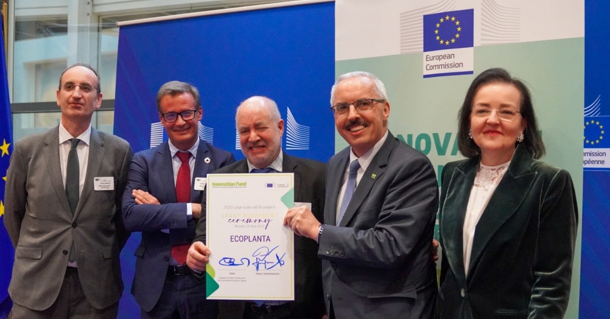 De izquierda a derecha: Javier Sancho, director del complejo industrial de Repsol en Tarragona; Joaquín Suescun, director de Economía Circular y Descarbonización de Agbar; Denis Arguin, vicepresidente de Desarrollo Comercial de Enerkem; Dirk Beckers, director de la Agencia Ejecutiva Europea de Clima, Infraestructuras y Medio Ambiente (CINEA) y Clara de la Torre, directora general adjunta de la Dirección General de Acción por el Clima de la Comisión Europea.