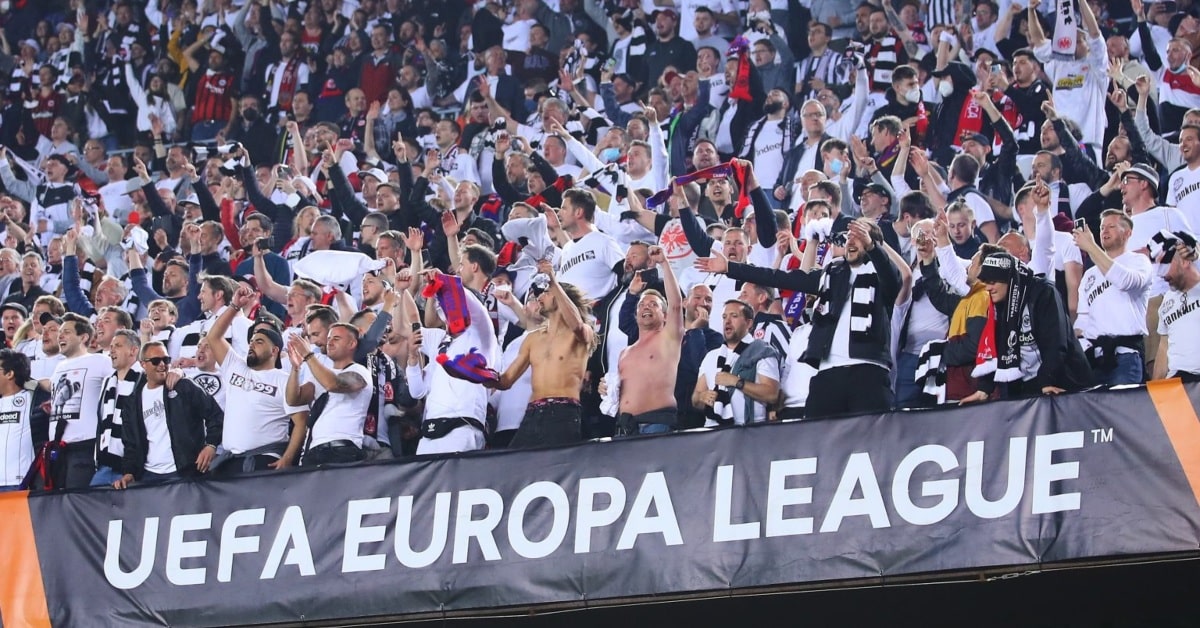 Afición del Eintracht de Frankfurt en el partido de Europa League contra el Barça en el Camp Nou