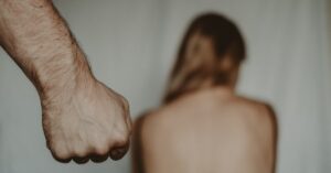 Escena d'agressió masclista (Anete Lusina, Pexels.com)