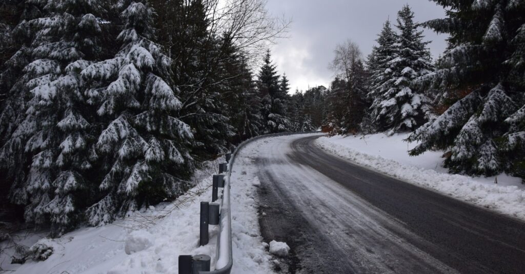 Carretera nevada en Catalunya (pxhere.com)