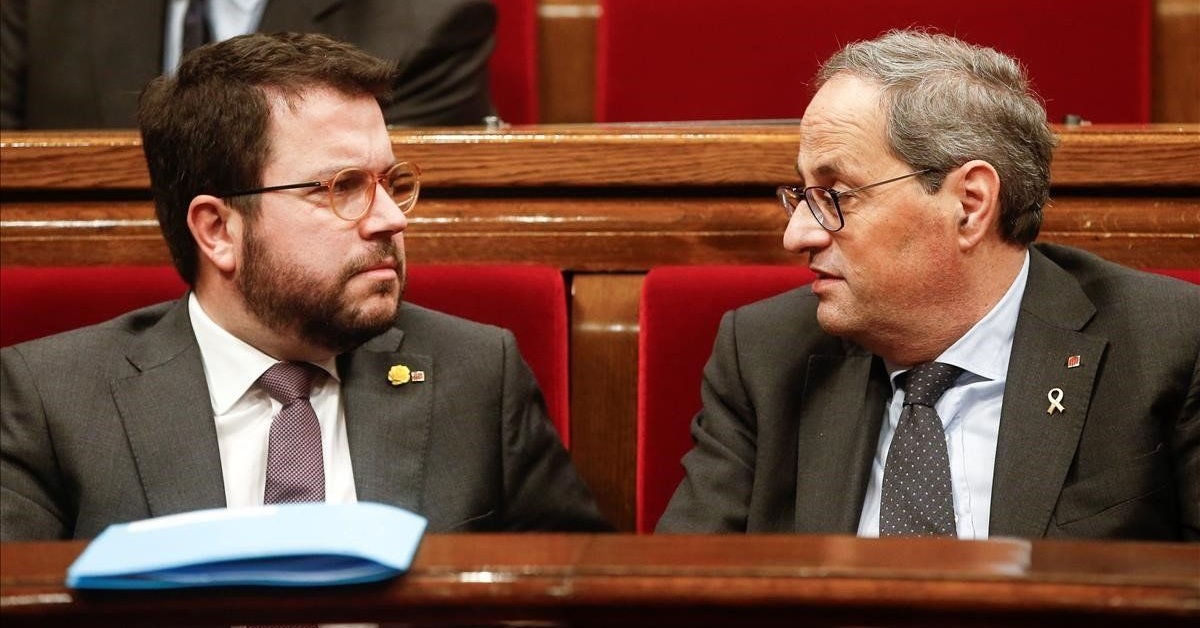 El presidente de la Generalitat, Pere Aragonès, y el expresidente, Quim Torra, en el Parlament de Catalunya