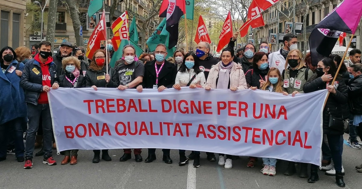 Marea Blanca y sindicatos en la manifestación contra la privatización de la sanidad en Barcelona (IAC)