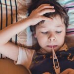 Midiendo la temperatura a un niño (Vic_B, Pixabay)