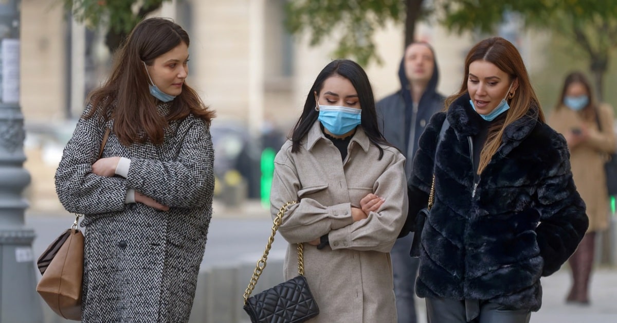 Mujeres con mascarillas en la calle (Mircea de Surpising_Shots, Pixabay)